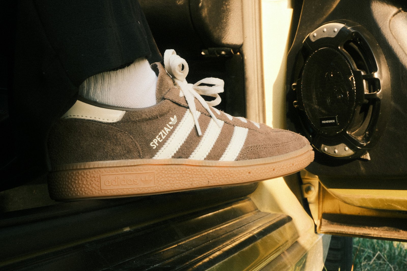 Helle Wildlederschuhe