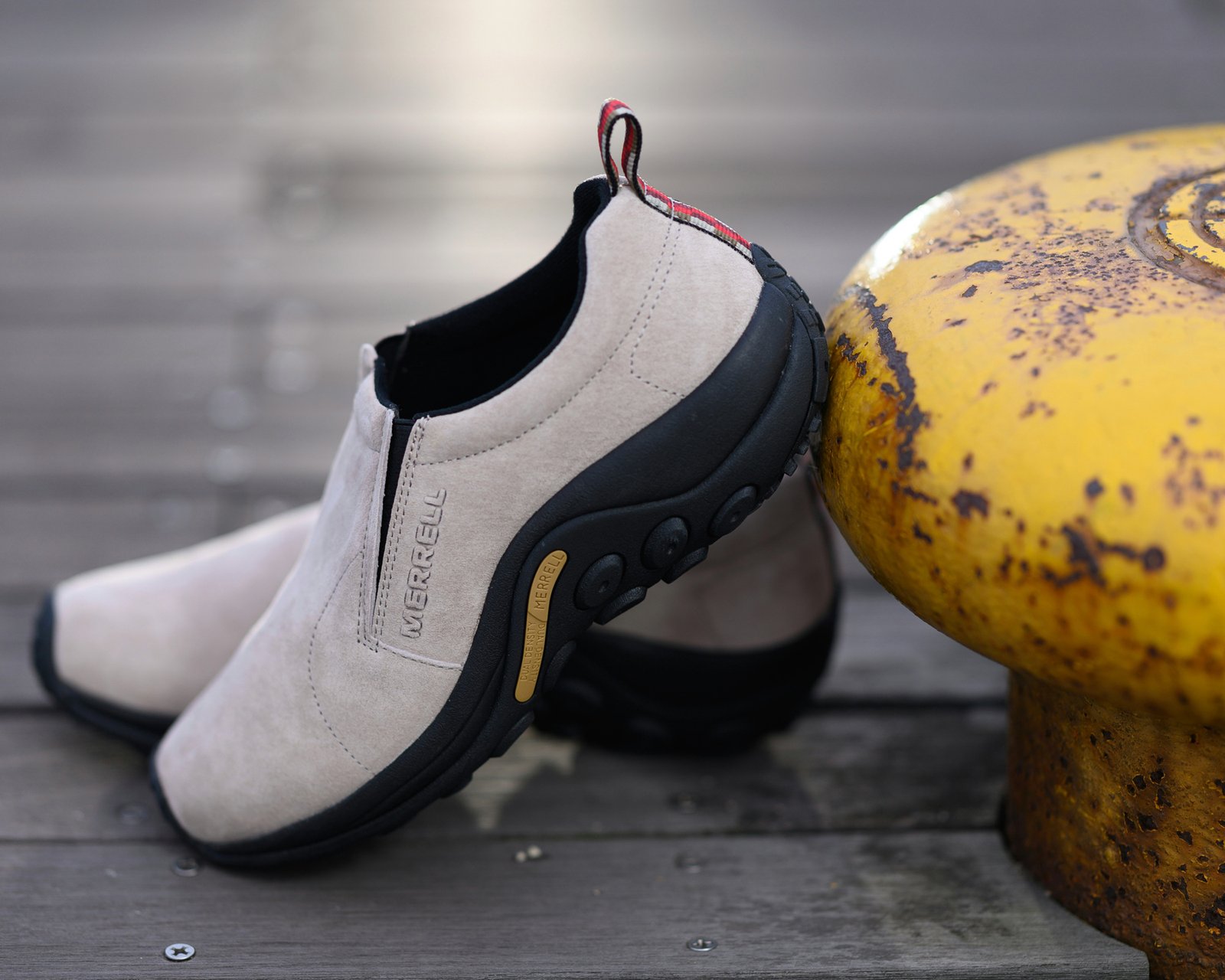 Wildlederschuhe mit Salzrändern