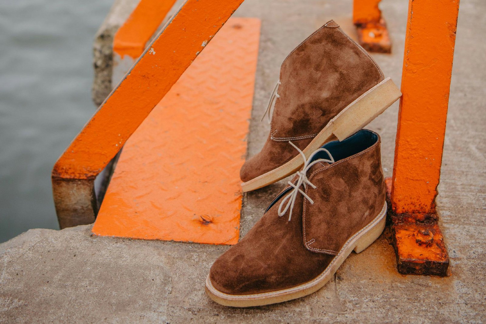 Wildlederschuhe beim Bürsten