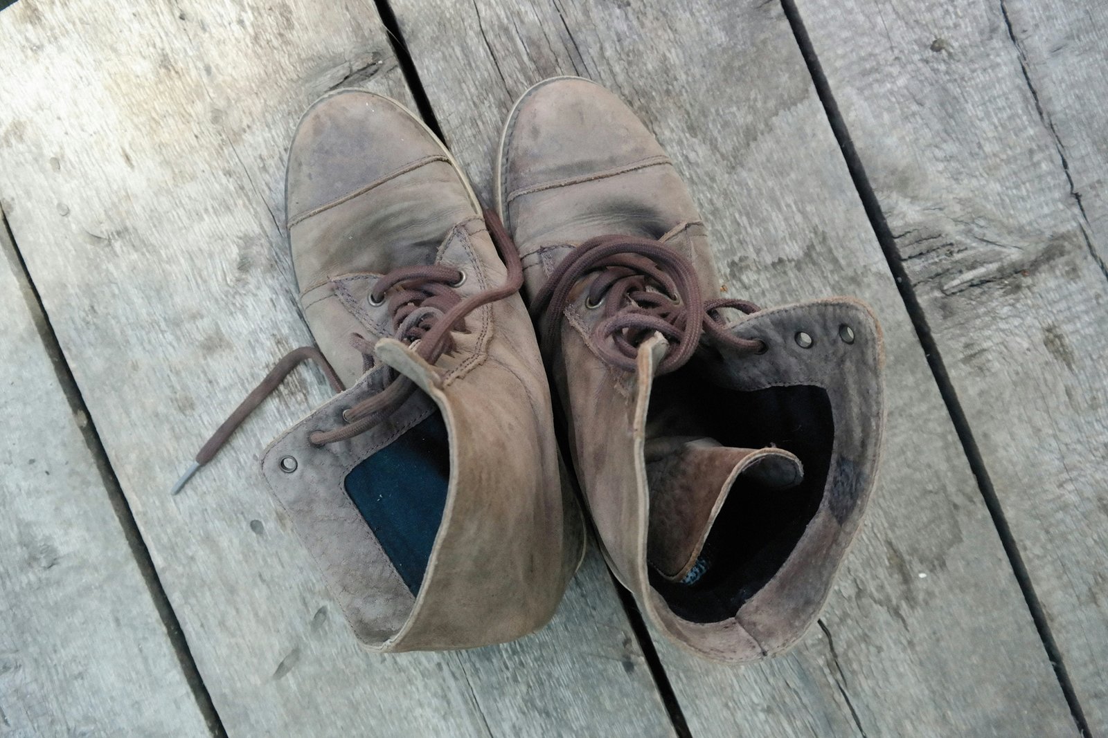 Stark verschmutzte Wildlederschuhe