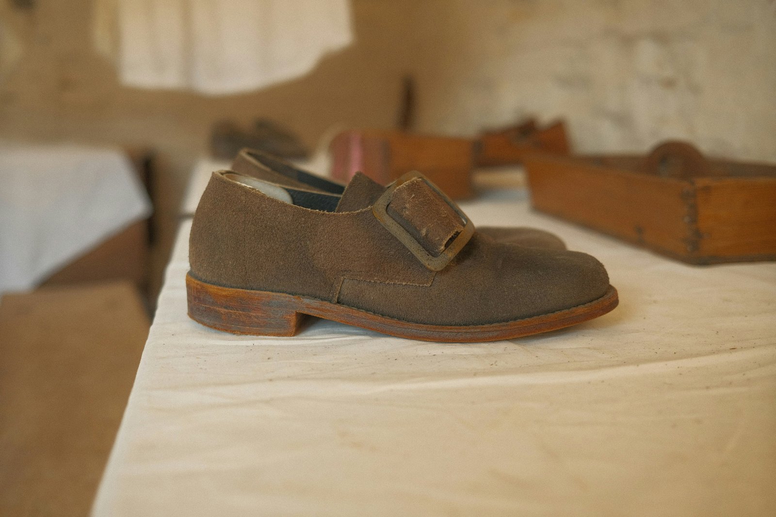 Schuhe im Regal gelagert