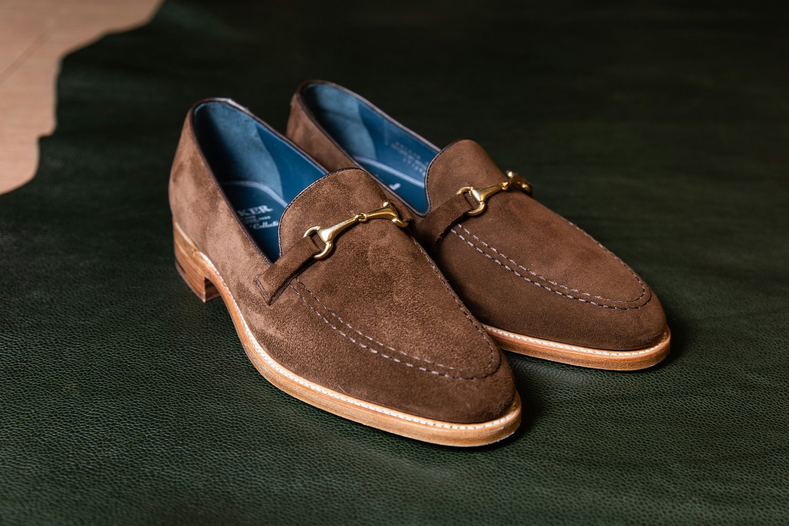 Schuhe mit Reinigungsschaum