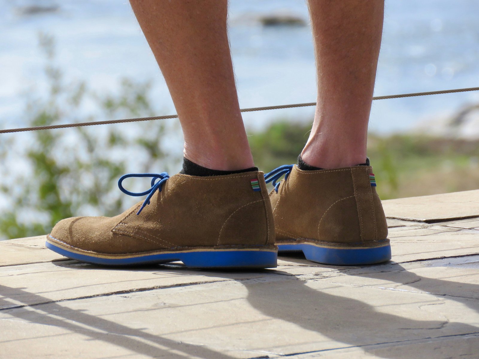 Nasse Wildlederschuhe