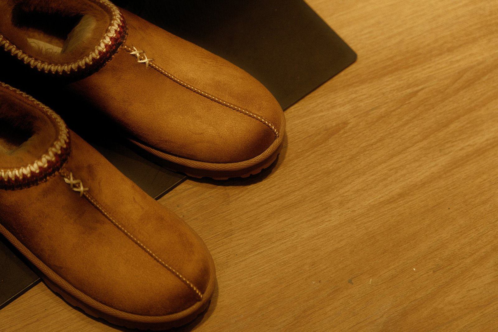 Wildlederstiefel mit eingetrockneten Flecken